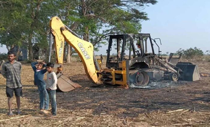 नक्सलियों ने जेसीबी लगाई आग, एक व्यक्ति की गोली मारकर हत्या कर दी