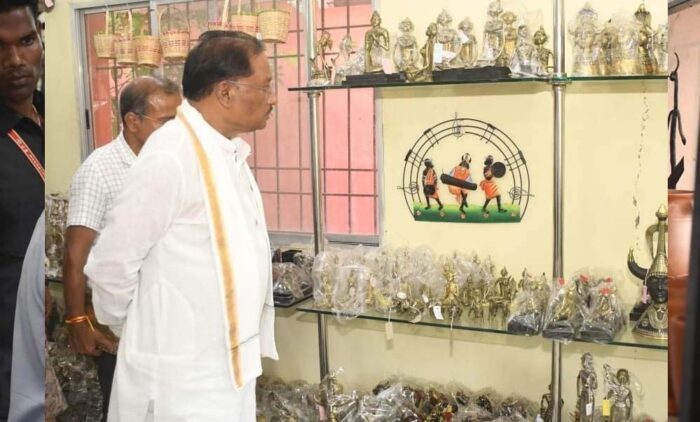 मुख्यमंत्री विष्णु देव साय ने  शिल्पनगरी कोण्डागांव के आगमन पर शबरी एंपोरियम का भ्रमण किया