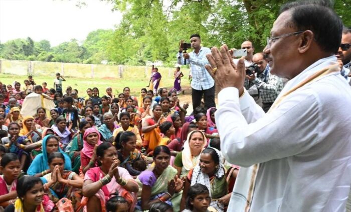 मुख्यमंत्री साय आम के पेड़ के नीचे अपनी चौपाल लगाई और ग्रामीणों से जीवंत संवाद कर योजनाओं की जानकारी ली