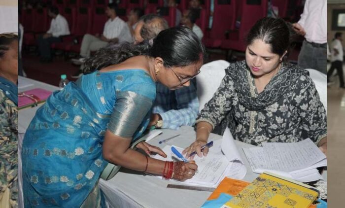 काउंसिलिंग में भाग लेने वालों को तत्काल दिया जा रहा चयनित स्कूल में पदस्थापना का आदेश पत्र