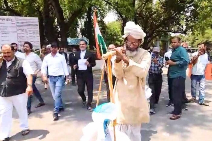 साब आनाज बॉर्डर पर पहुंचा दें…’ कंधे पर अनाज की बोरी लादकर DM ऑफिस पहुंचा किसान, क्या बोले अफसर?
