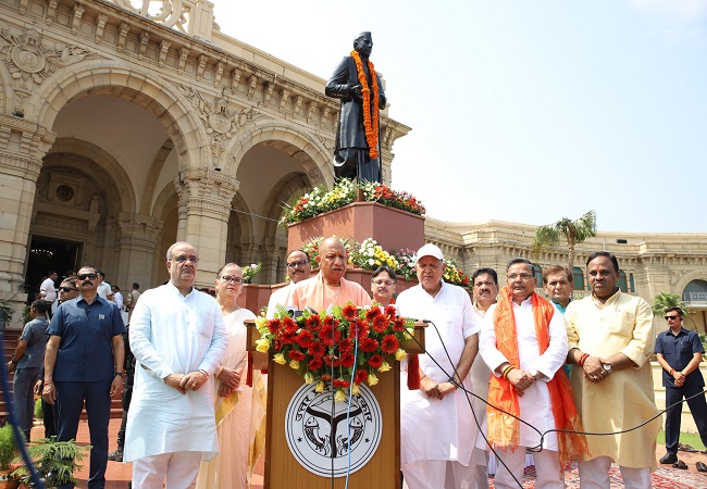 लखनऊ: चौधरी चरण सिंह की पुण्यतिथि आज, सीएम योगी ने दी श्रद्धांजलि