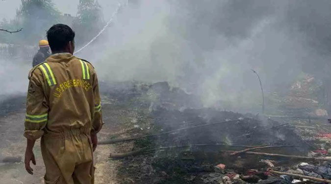 लखनऊ: झोपड़पट्टी में लगी भीषण आग; किसी के हताहत होने की सूचना नहीं