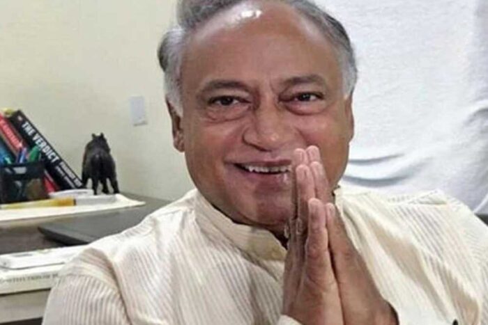 कांग्रेस ने पार्टी के सीनियर लीडर दिग्विजय सिंह के छोटे भाई और पूर्व सांसद लक्ष्मण सिंह को ‘कारण बताओ नोटिस’ जारी किया