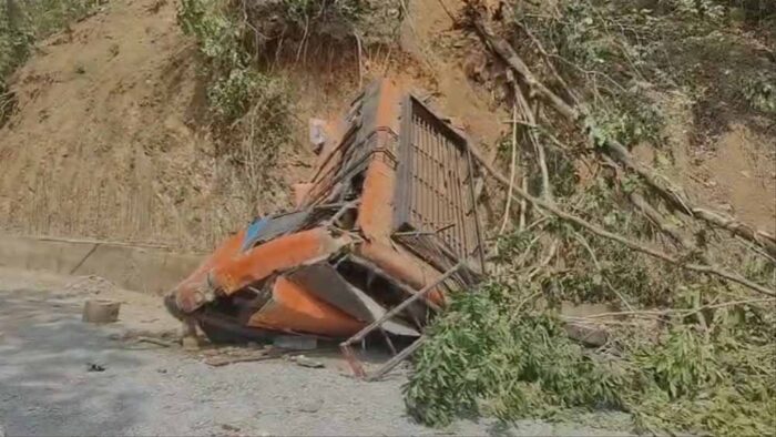 कुसमी-चांदो मार्ग पर हादसा, झारखंड के बरगढ़ जा रही थी बरात, बस 50 फीट नीचे गिरी,तीन की मौत, पांच दर्जन घायल