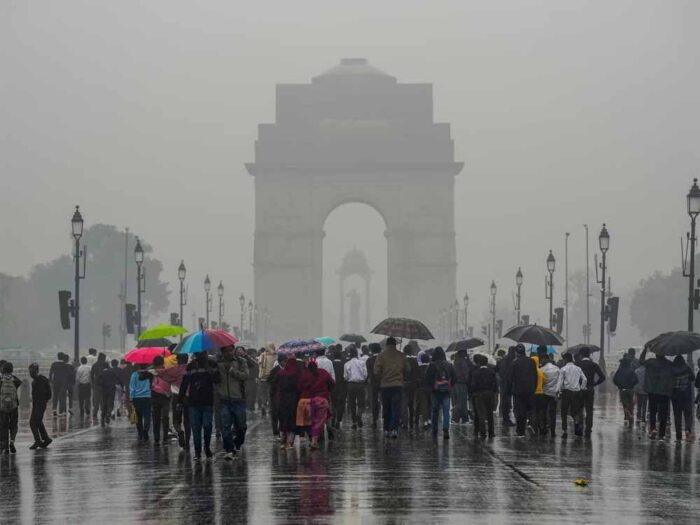तेज हवा और बारिश से दिल्ली-NCR में बदला मौसम, इस दिन भी दिख सकता है उलटफेर