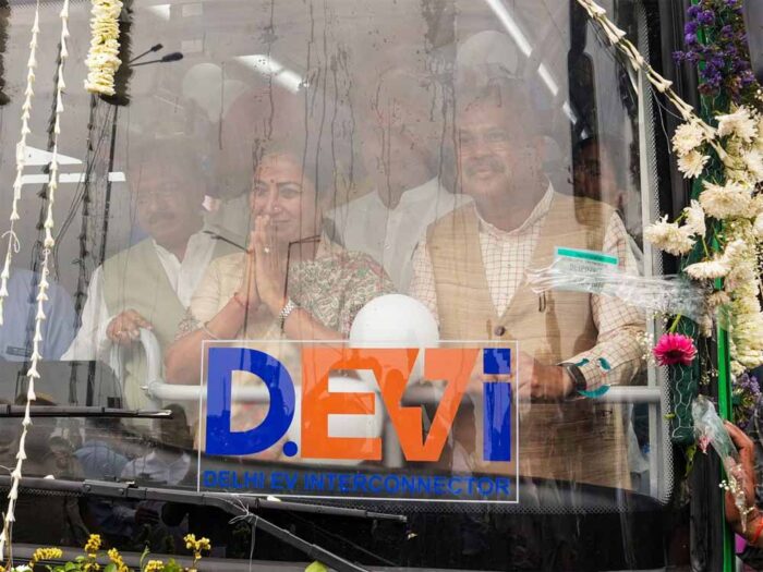 CM ने बताया ट्रिपल इंजन सरकार की ताकत, दिल्लीवालों को मिलीं 400 नई इलेक्ट्रिक बसों की सौगात