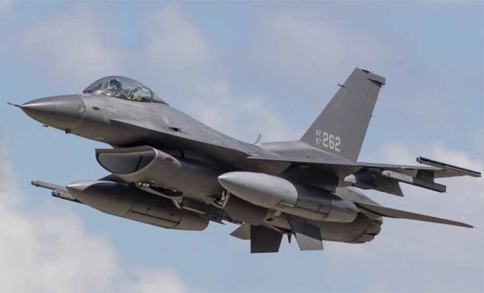 पाकिस्तान में खलबली, भारत की सैन्य कार्रवाई से अपने  F-16 लड़ाकू विमानों की जगह बदली