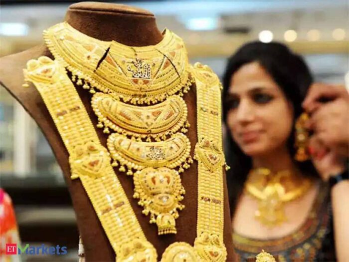 भारत-पाक में तनाव के बीच सोने-चांदी के भाव में आज बड़ी गिरावट, ₹1402 सस्ता हुआ Gold