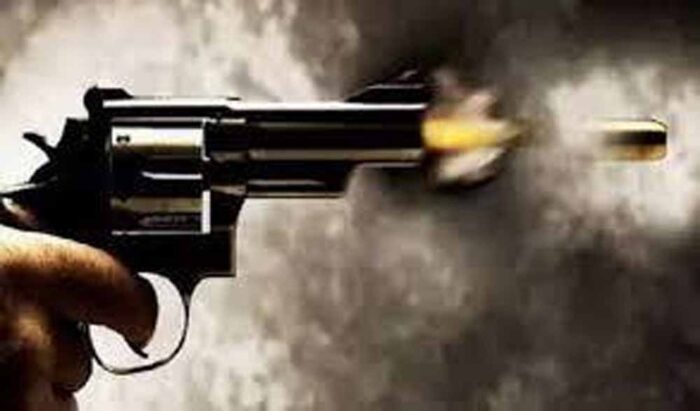 सरकारी जमीन को लेकर दो पक्षों के बीच फायरिंग होने की घटना सामने आई, गोली लगने से एक की मौत