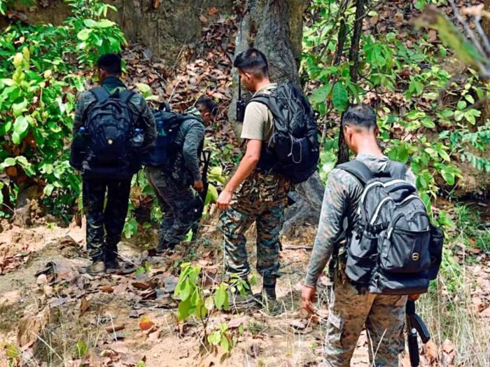 झारखंड पुलिस को मिली बड़ी सफलता, पुलिस टीम ने छापेमारी कर नक्सलियों को गिरफ्तार किया