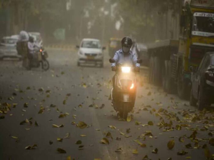 दिल्ली-एनसीआर में मौसम के मिजाज में बदलाव, हवा चलने के साथ-साथ आसमान में बादल छाए हुए है, बारिश के आसार