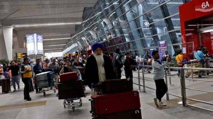 मुंबई  में कपड़ों में छिपाकर ला रहे थे 5.75 किलो सोना, एयरपोर्ट पर तैनात दो कर्मचारी निकले तस्कर