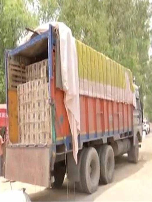 मोहाली में पुलिस ने शराब से भरे एक ट्रक को पकड़ा, जांच में जुटी