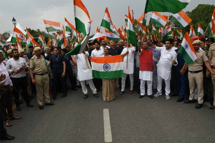 ‘ऑपरेशन सिंदूर’ की सफलता के बाद वीर सैनिकों के सम्मान में दिल्ली सरकार ने कर्तव्य पथ पर निकली तिरंगा यात्रा