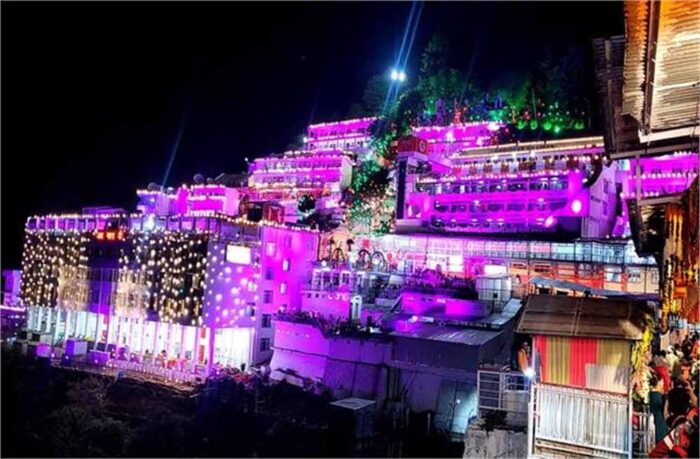 मां वैष्णो देवी में श्रद्धालुओं की संख्या में हुई बढ़ौतरी, भक्तों में दिख रहा नया उत्साह, दरबार में रौनक बढ़ रही