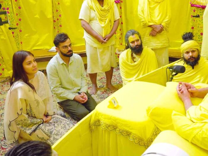 टेस्ट क्रिकेट से संन्यास के बाद संत प्रेमानंद से मिले विराट कोहली, साथ में दिखीं पत्नी अनुष्का