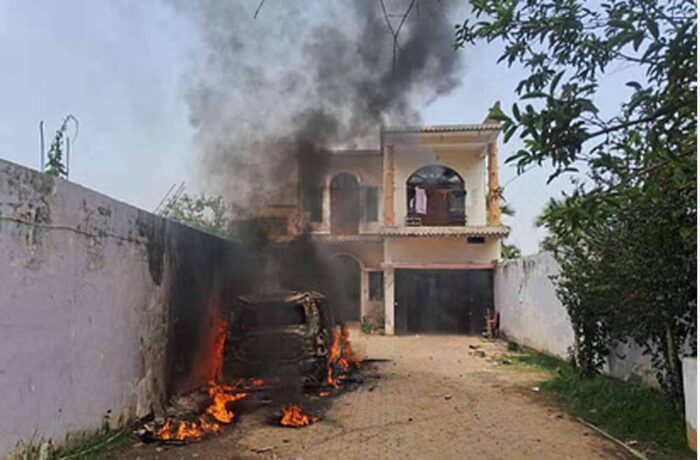 मद्य निषेध विभाग की कार्रवाई के दौरान एक व्यक्ति की गई जान, आक्रोशित लोगों ने की आगजनी