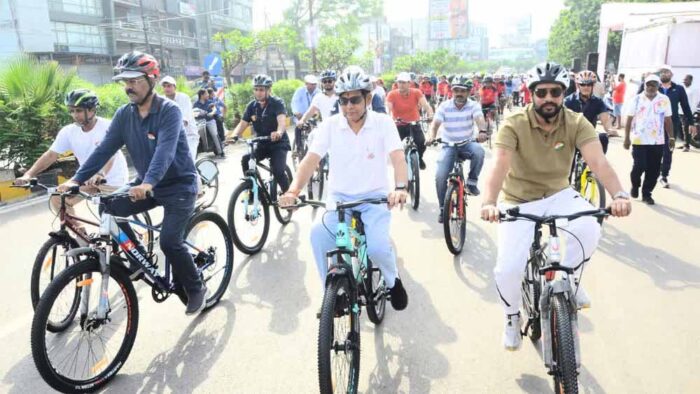 विश्व साइकिल दिवस पर राजधानी में खेल मंत्री टंकराम वर्मा ने चलाई साइकिल