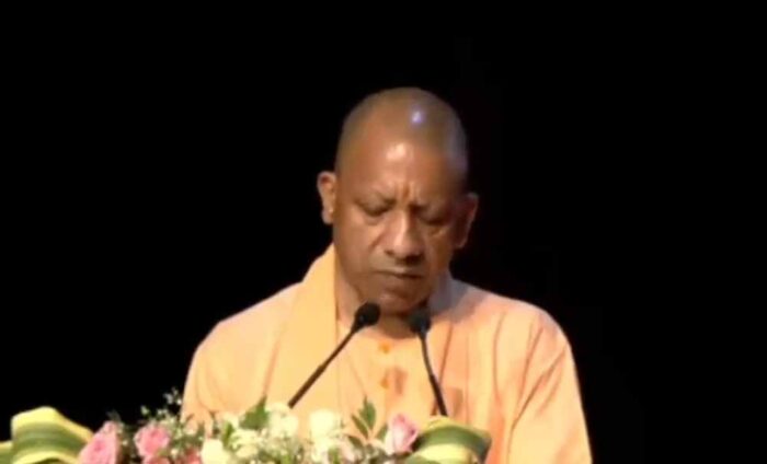 लखनऊ के लोकभवन में आयोजित कार्यक्रम में सीएम योगी ने टॉपर विद्यार्थियों को किया सम्मानित