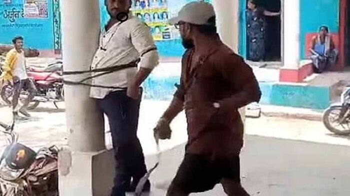 बलौदाबाजार में खनन माफियाओं ने युवक को खंभे से बांधकर बेरहमी से पीटा