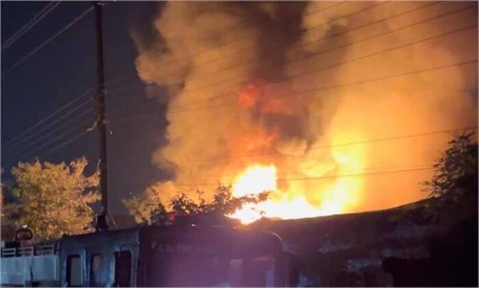 बोरा गोदाम में लगी भीषण आग, गलियां संकीर्ण होने के कारण घटनास्थल पर नहीं पहुंच पाई दमकल