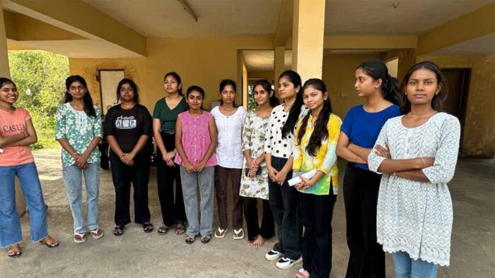 केटीयू में छात्राओं से गाली-गलौज की घटना के विरोध में किया प्रदर्शन