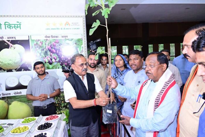 कृषि विश्वविद्यालय के कृषि मंडपम में आयोजित चार दिवसीय राष्ट्रीय आम महोत्सव के समापन समारोह मे कृषि मंत्री नेताम शामिल हुए