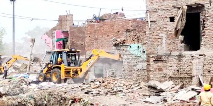 राजधानी दिल्ली के कालकाजी में चला बुलडोजर, 1300 झुग्गियों को किया जा रहा धवस्त
