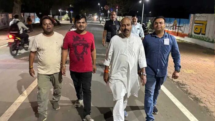 केंद्रीय मंत्री वीरेंद्र खटीक दमोह की सड़कों पर घूमे, शहर के कई चौराहों से घूमते हुए सर्किट हाउस पहुंचे