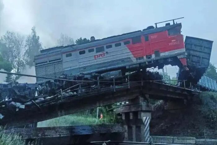 रूस में रेलवे पुल ढहने के बाद एक और ट्रेन पटरी से उतरी, पहले हादसे में 7 की मौत; 30 घायल