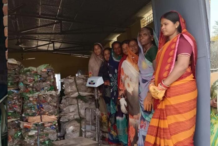 ग्राम राखी में स्वच्छता दीदी कर रही हैं पुनर्चक्रण योग्य कचरे का व्यवसायिक उपयोग
