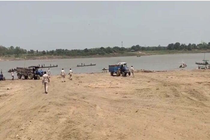 सतवास में प्रशासन ने रेत माफियाओं पर की बड़ी कार्रवाई, फिल्मी अंदाज में छापा मारा और 10 ट्रैक्टर-ट्रॉलियां जब्त कीं