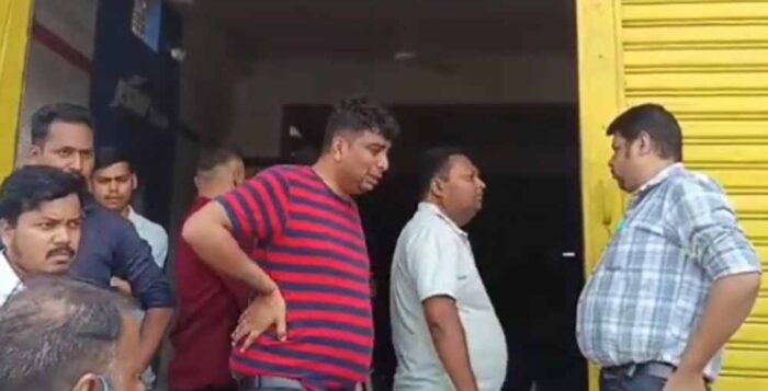 व्यापारी संघ जीएसटी विभाग की लगातार छापामार कार्रवाई के खिलाफ सड़क पर उतरा