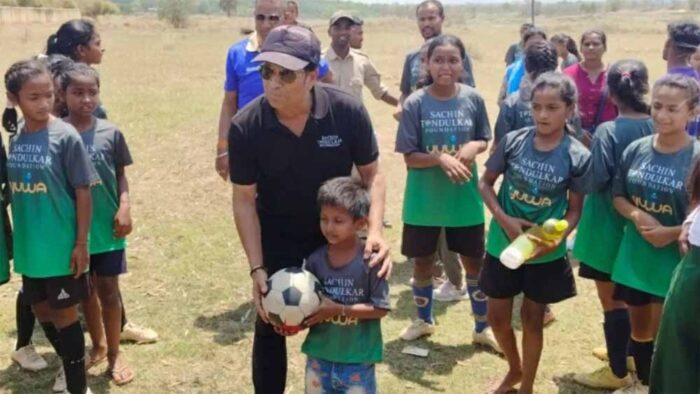 मानदेशी फाउंडेशन के सहयोग से बस्तर में सचिन तेंदुलकर 50 खेल मैदानों का करवा रहे हैं निर्माण