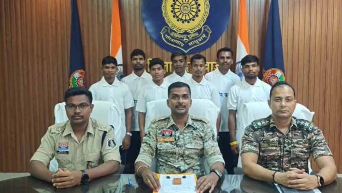 सात नक्सलियों ने पुलिस के सामने  किया आत्मसमर्पण