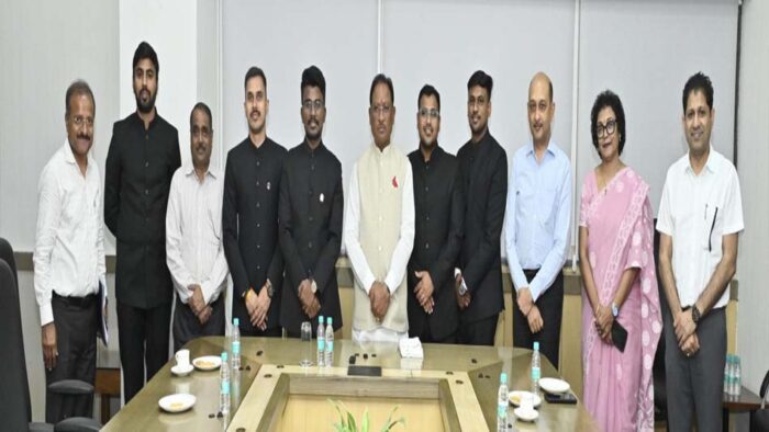 CM साय से नवा रायपुर के मंत्रालय महानदी भवन में भारतीय प्रशासनिक सेवा 2024 बैच के प्रशिक्षु अधिकारियों ने सौजन्य की मुलाकात