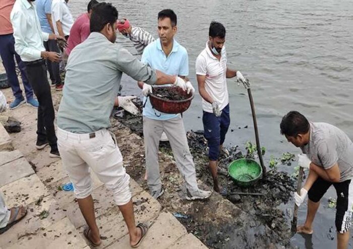 जल चौपाल कर ग्रामीणों को नदी के आसपास साफ सफाई के महत्व के बारे में जानकारी दी जा रही