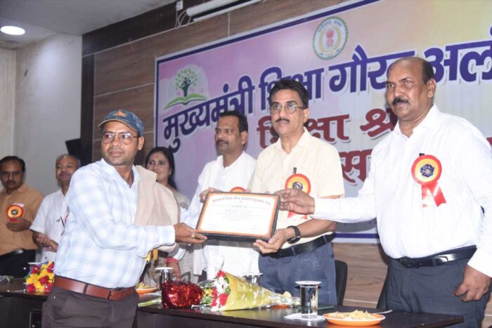 स्कूलों में ज्वाइन करने लगे युक्तियुक्त शिक्षक, ग्रामीणों व बच्चों में खुशी का माहौल