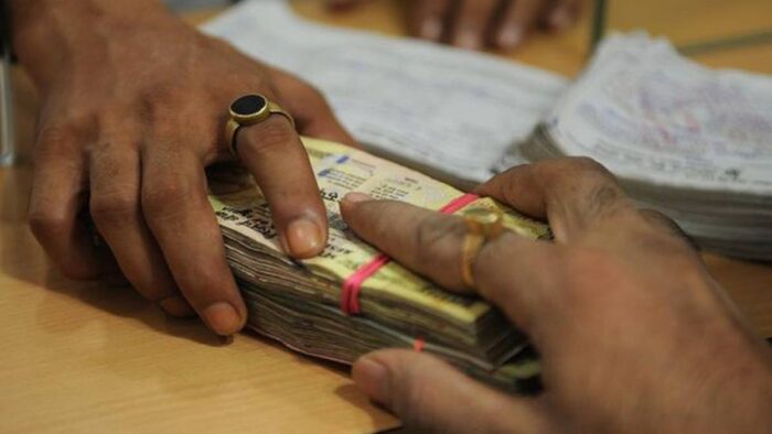 बलिया: सामुदायिक स्वास्थ्य केंद्र का अधीक्षक 20 हजार रुपये रिश्वत लेते हुए गिरफ्तार