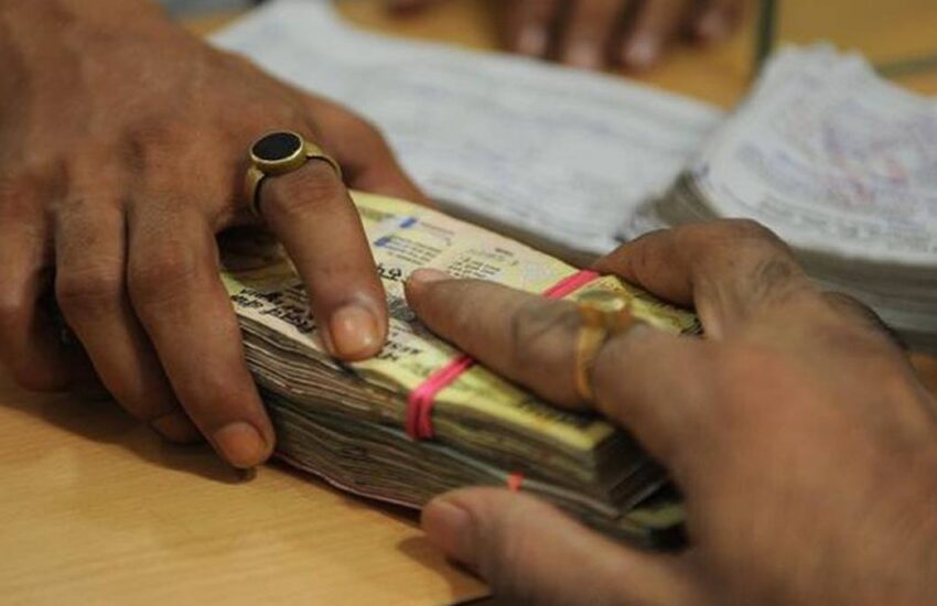 बलिया: सामुदायिक स्वास्थ्य केंद्र का अधीक्षक 20 हजार रुपये रिश्वत लेते हुए गिरफ्तार