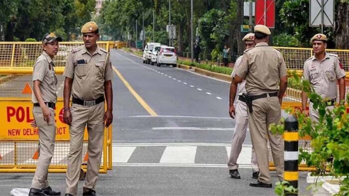 दिल्ली पुलिस ने अवैध विदेशियों पर कड़ा एक्शन लेते हुए भेजा वापस, 71 विदेशियों को किया डिपोर्ट