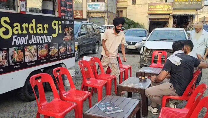 6 साल विदेश में रहने के बाद वह भारत अपने देश लौटा, ट्रैक्टर ट्रॉली पर मॉडिफाई करके बनाया Food Cart