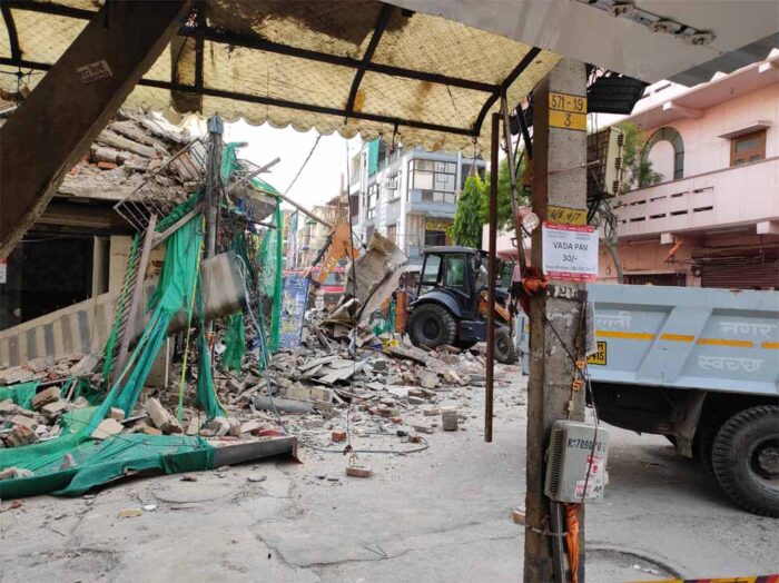 रोहिणी सेक्टर 7 में एक इमारत अचानक गिरी, 3 से 4 लोग फंसे, दमकलकर्मियों ने बचाव कार्य शुरू किया