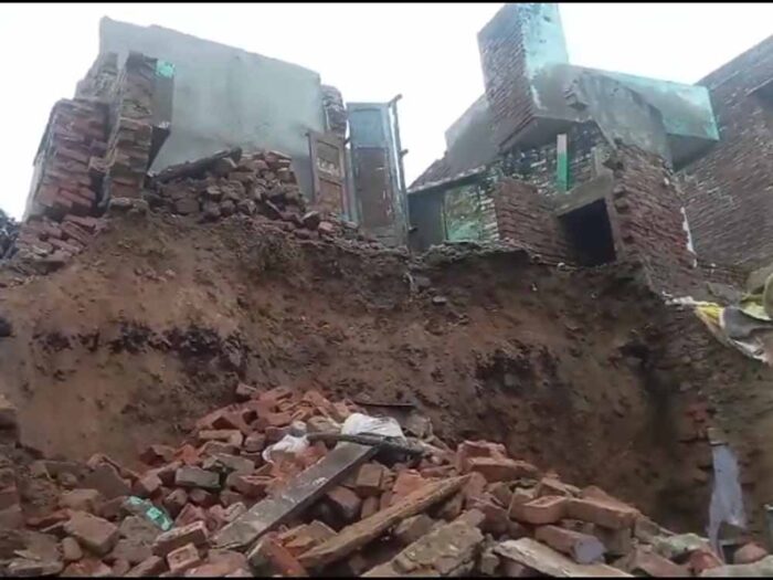 मथुरा में बड़ा हादसा! खुदाई के दौरान टीले पर बने मकान ढहे, मलबा हटाने और फंसे हुए लोगों को निकालने का काम जारी