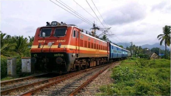मध्यप्रदेश में आंधी बारिश का कहर, लगातार दूसरे दिन रेलवे ट्रैक पर गिरा पेड़, ट्रेन रुकी