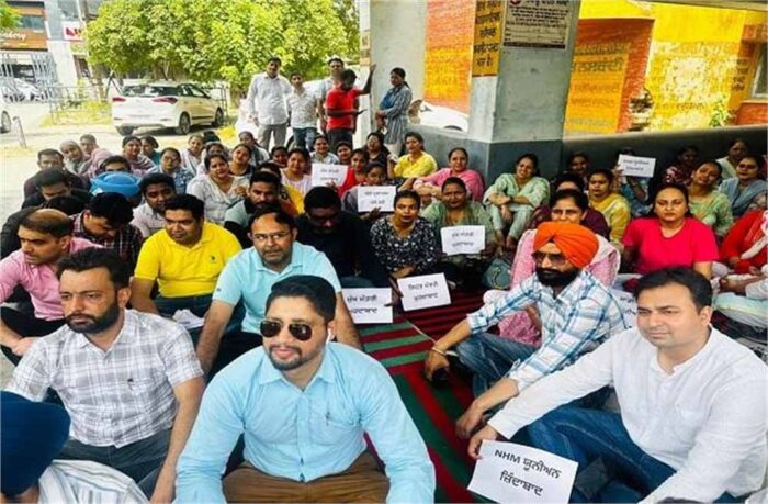 स्वास्थ्य विभाग में कार्यरत राष्ट्रीय स्वास्थ्य मिशन के कर्मचारियों ने अपनी जायज मांगों को पूरा करने की हड़ताल