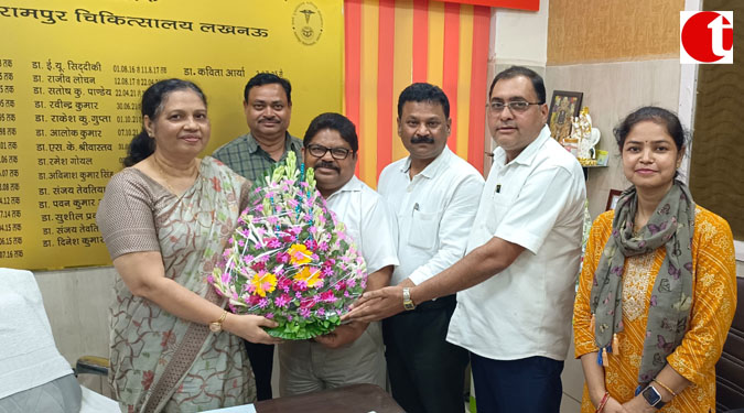 नवनियुक्त निदेशक डॉ. कविता आर्य को पुष्पगुच्छ भेंट कर बधाई दी
