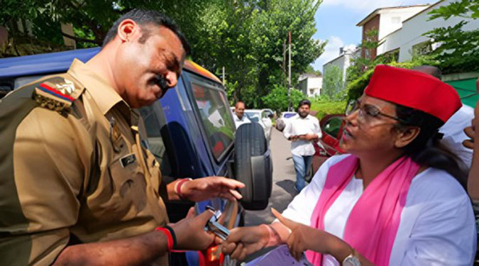 हाथ में टोटी लेकर BJP विधायक के आवास पहुंची सपा की महिला विंग, किया प्रदर्शन