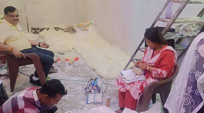 लखनऊ: नकली खोया बनाने वाली फैक्ट्री का भंडाफोड़, 802 किलो सिंथेटिक खोया बरामद